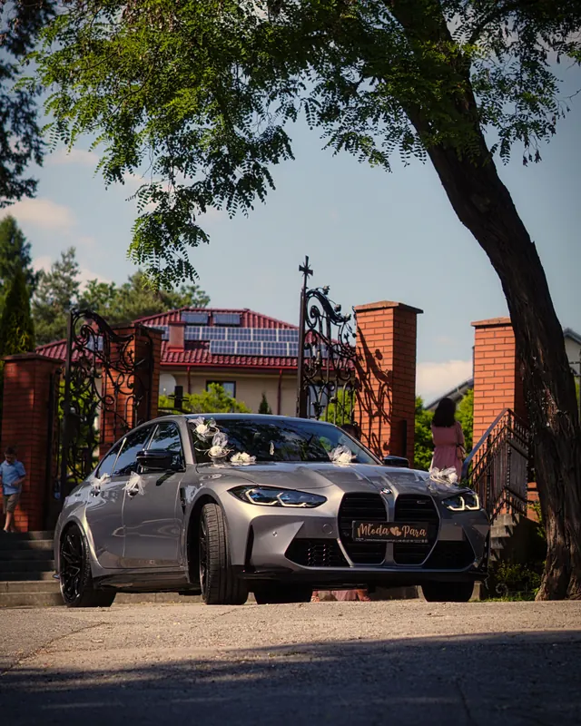 BMW M3 Competition przed kościołem
