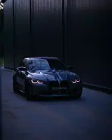 BMW M3 nocą z zapalonymi światłami
