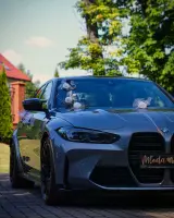 BMW M3 z białymi kwiatami na masce