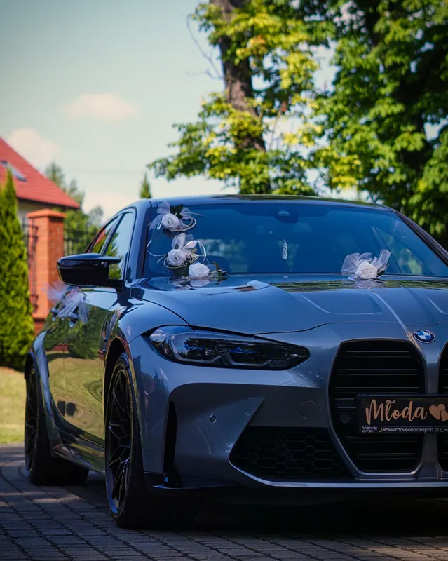 BMW M3 z białymi kwiatami na masce