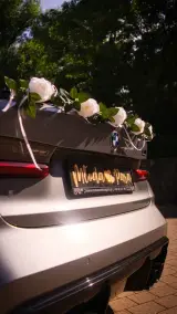 Tył BMW M3 z dekoracją kwiatową