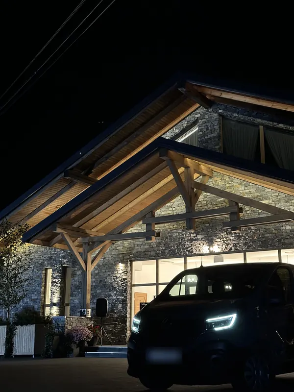 Bus Renault Trafic nocą
