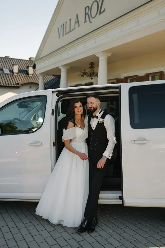 Para młoda wsiada do busa Toyota ProAce Verso