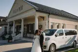 Para młoda przy białym busie Toyota ProAce Verso przed Villą Róż