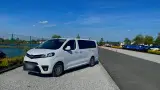 Biały bus Toyota ProAce Verso