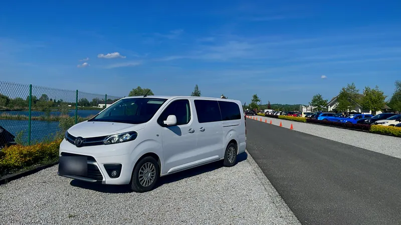 Biały bus Toyota ProAce Verso