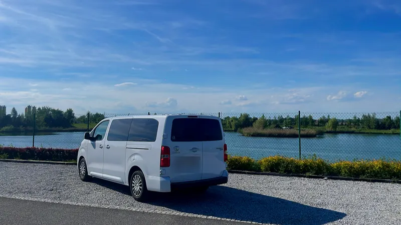 Bus Toyota ProAce Verso nad jeziorem