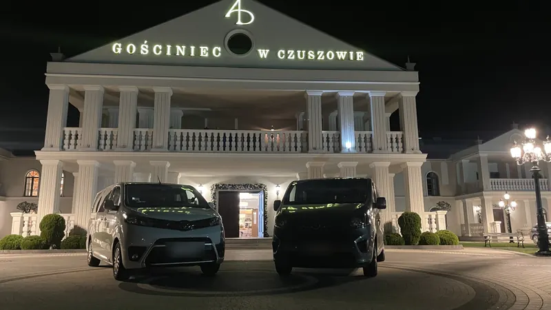 Dwa busy MoveOn Transport nocą przed Gościńcem w Czuszowie