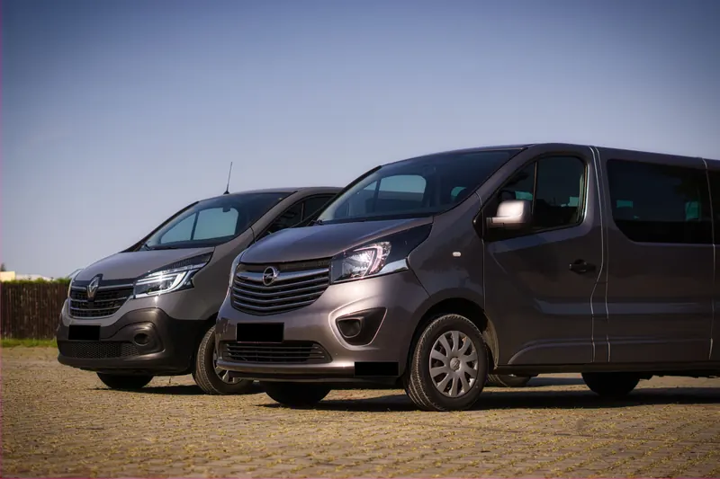 Busy Renault Trafic i Opel Vivaro na parkingu