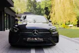 Przód czarnego Mercedesa E220d
