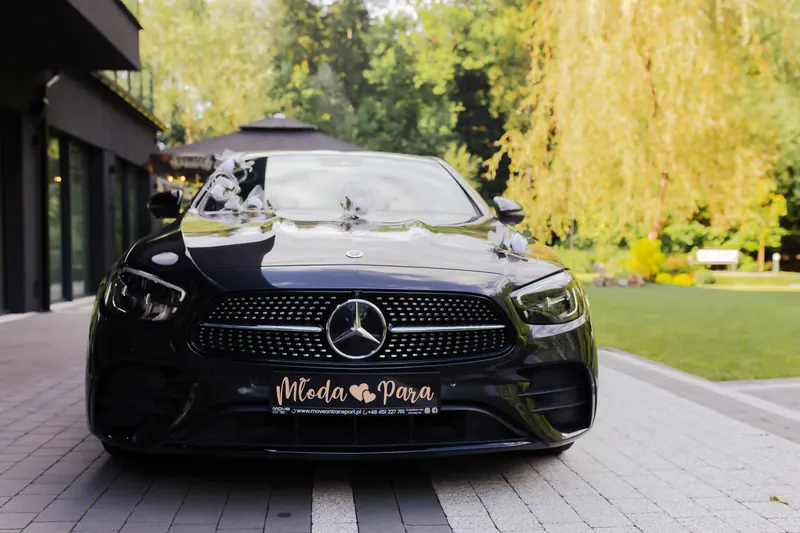 Czarny Mercedes E220d z tabliczką Młoda Para