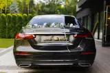 Tył czarnego Mercedesa E220d