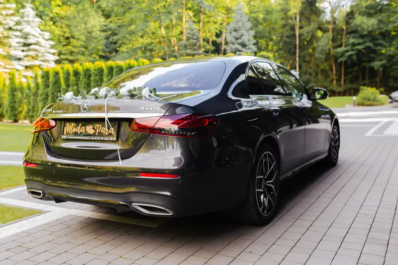Czarny Mercedes E220d z tabliczką Młoda Para