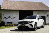 Biały Mercedes GLC z dekoracją ślubną