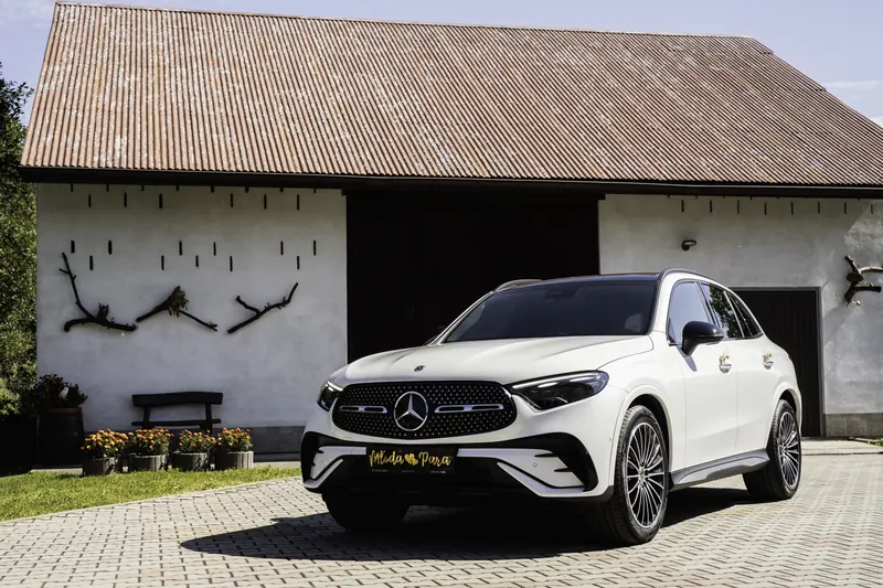 Biały Mercedes GLC z dekoracją ślubną