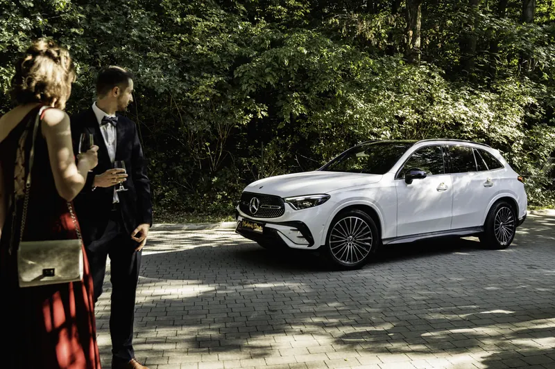 Goście weselni przy Mercedesie GLC
