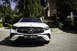 Mercedes GLC przed kościołem