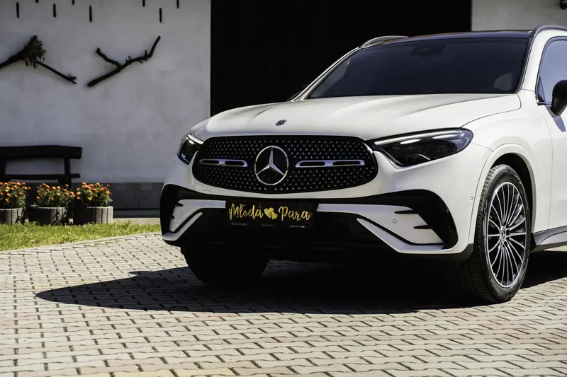 Biały Mercedes GLC z dekoracją ślubną