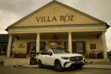 Biały Mercedes GLC przed Villą Róż