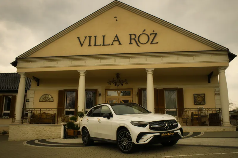 Biały Mercedes GLC przed Villą Róż